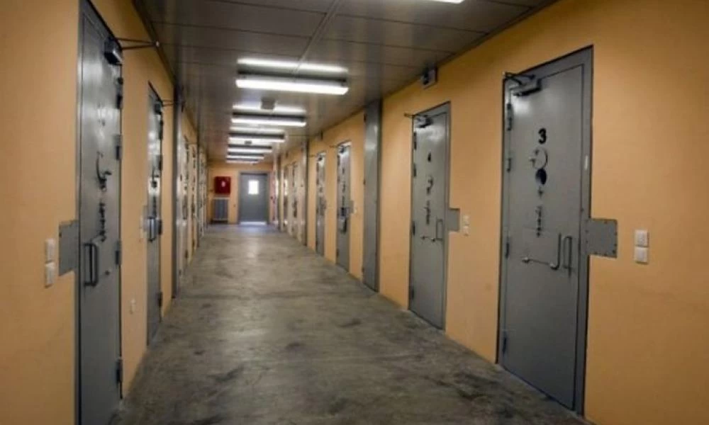 Φυλακές Νιγρίτας: Σωφρονιστικός σέρνει καρότσι με καλούδια για κρατούμενο